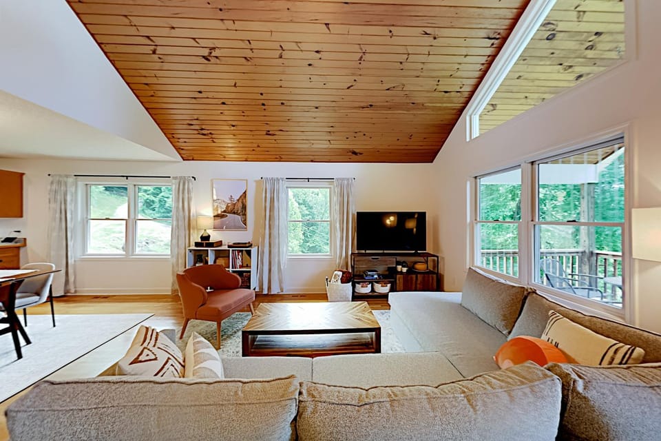 Mountain Majesty House in Buncombe County