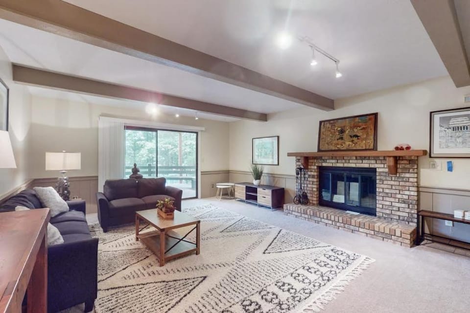 Gorgeous Little River Escape House in Flat Rock