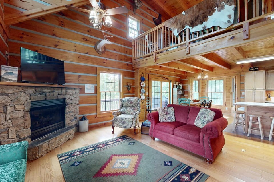 Hot Tub & River Views: 'Doolittle Mountain Cabin' Cabin in Buncombe County