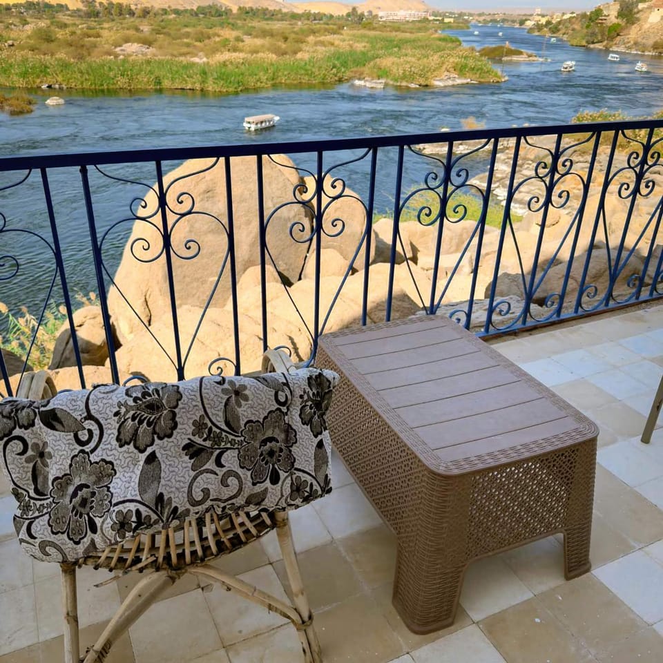 Property building, Natural landscape, Balcony/Terrace, Balcony/Terrace, Spa and wellness centre/facilities, Food and drinks, Seating area, Dining area, River view, Breakfast