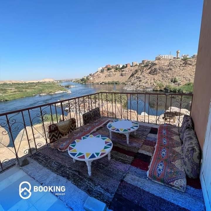 Property building, Natural landscape, Balcony/Terrace, Dining area, River view
