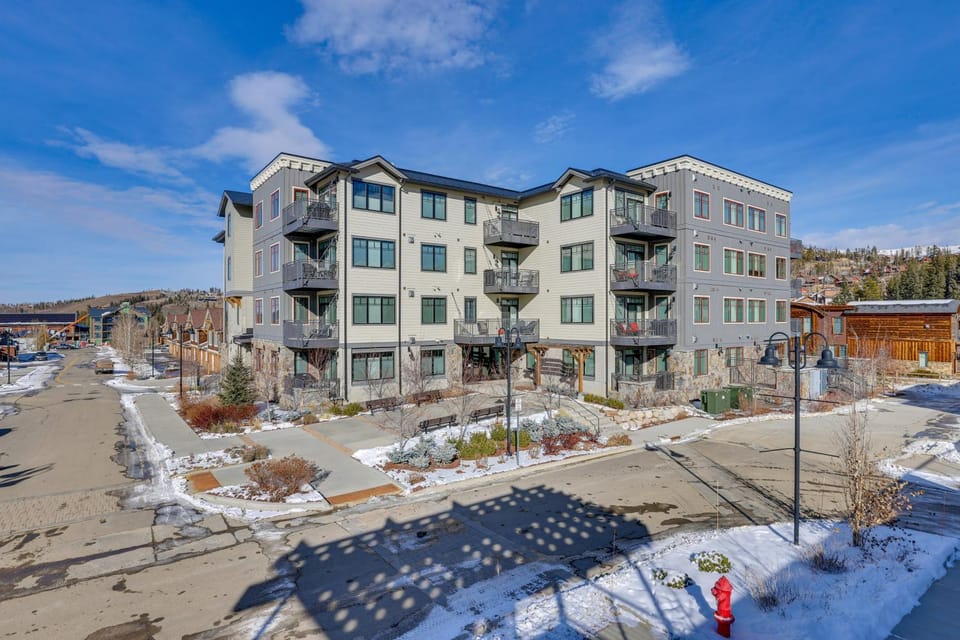 Winter Park Condo w/ Balcony ~ 4 Mi to Slopes House in Fraser