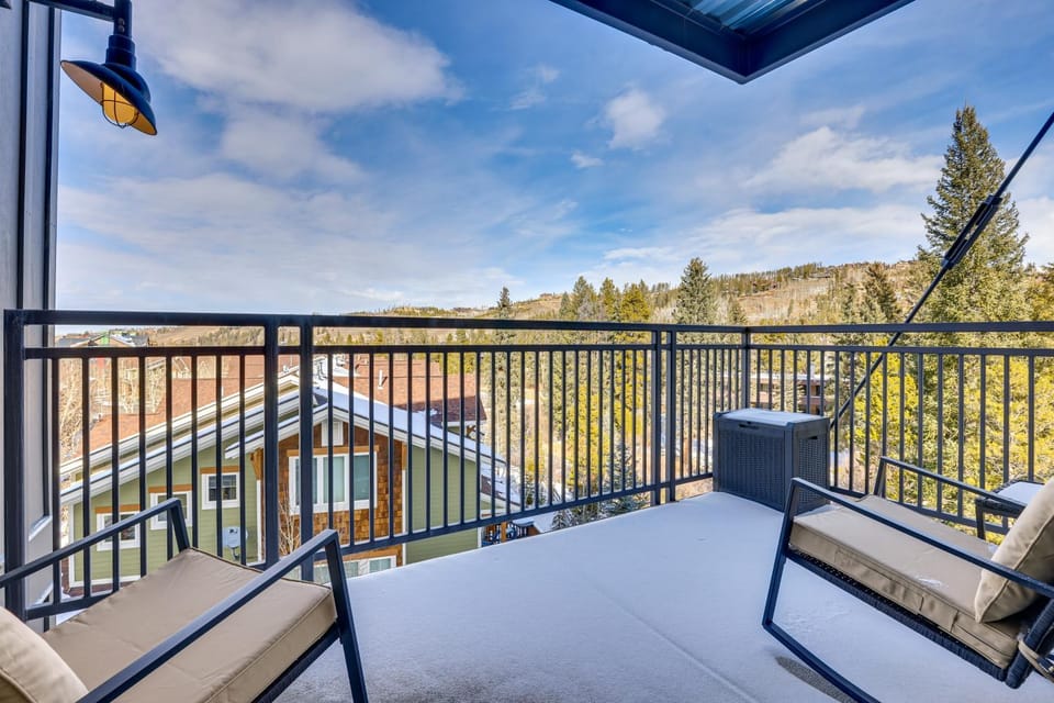 Winter Park Condo w/ Balcony ~ 4 Mi to Slopes House in Fraser
