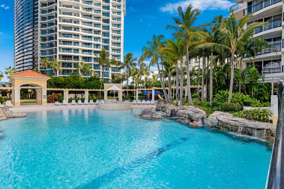 Property building, Pool view, Swimming pool, Swimming pool, sunbed