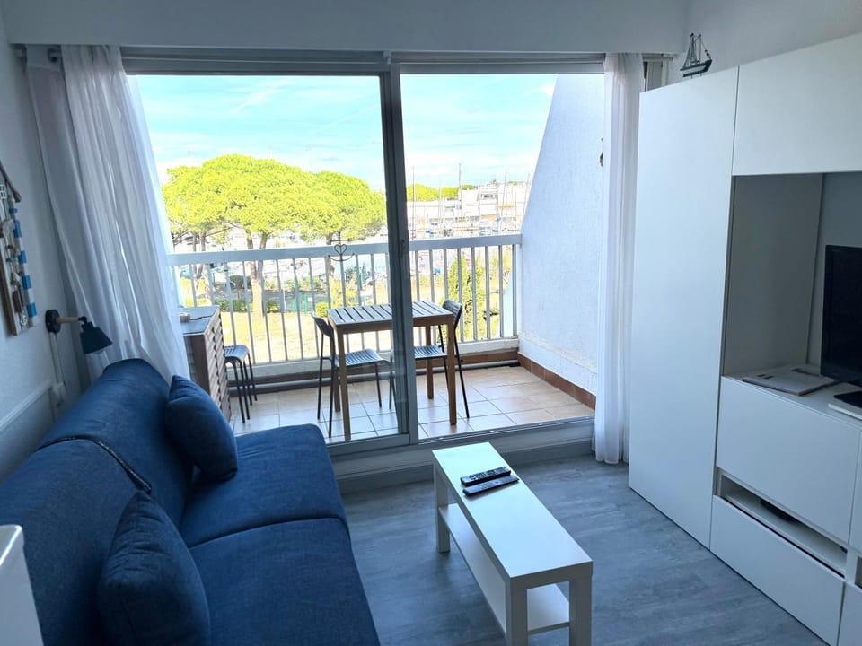 Studio vue port, parking privé, terrasse, clim Apartment in Le Grau-du-Roi