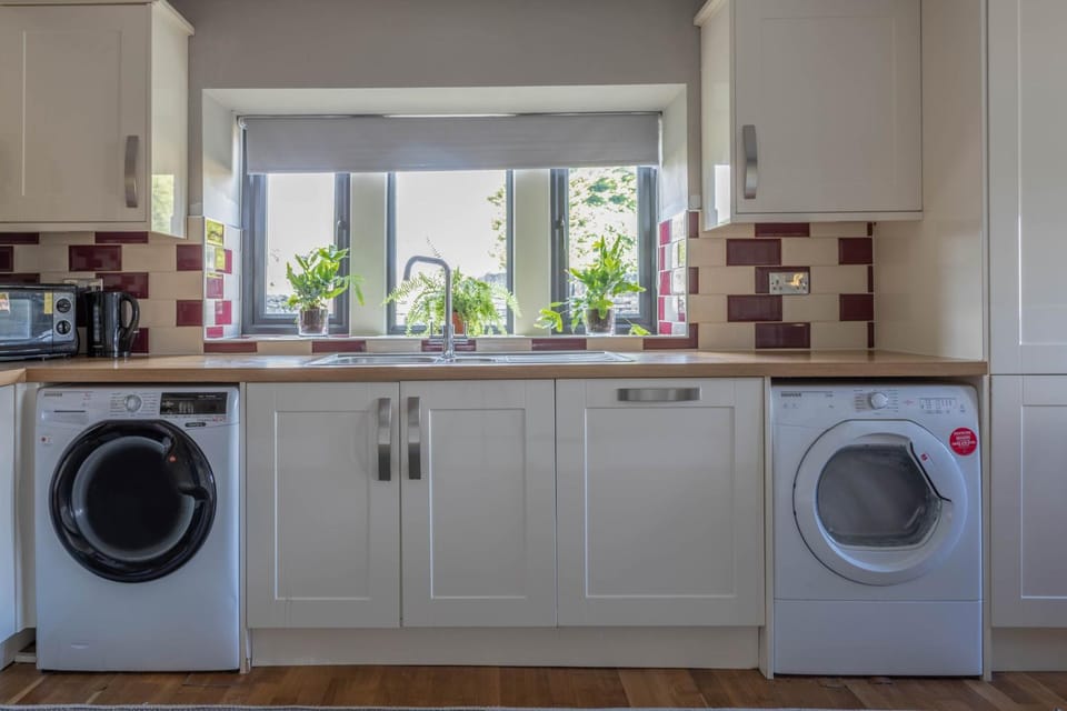 Coffee/tea facilities, Kitchen or kitchenette, dishwasher, minibar, washing machine, dryer