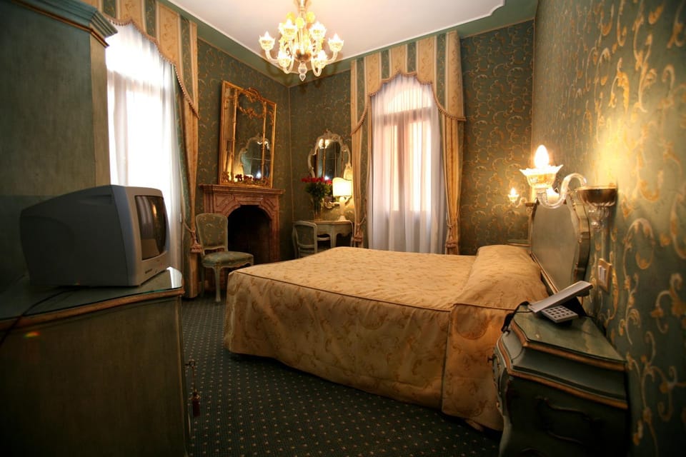 Photo of the whole room, Decorative detail