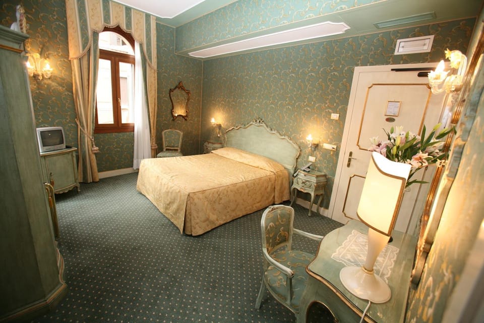 Photo of the whole room, Decorative detail