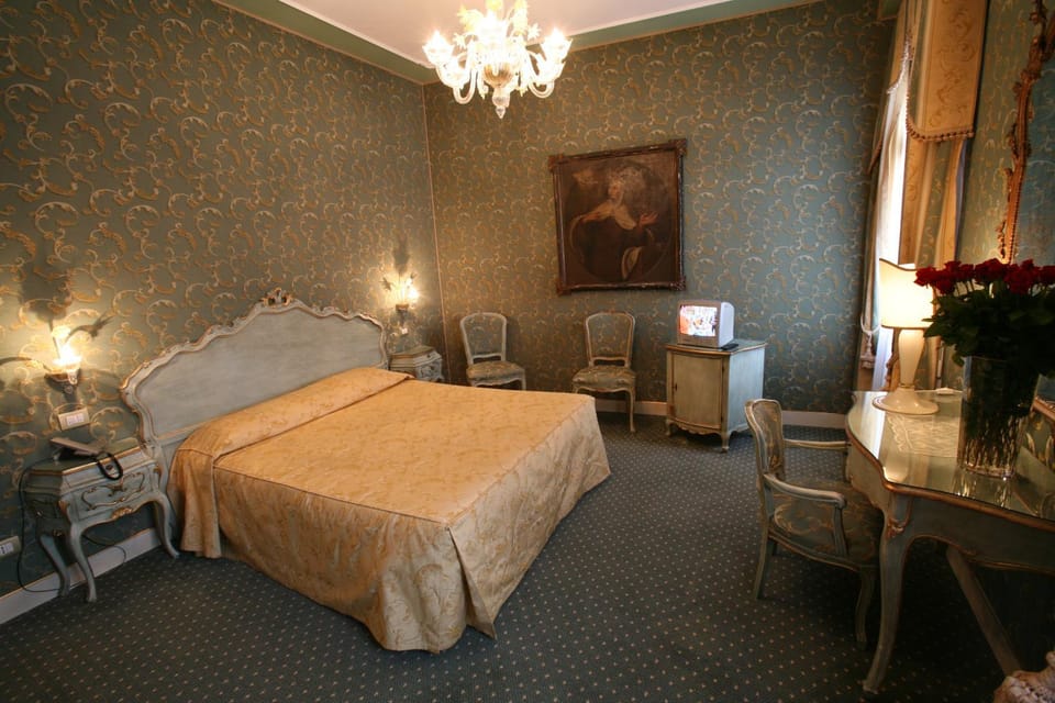 Photo of the whole room, Decorative detail