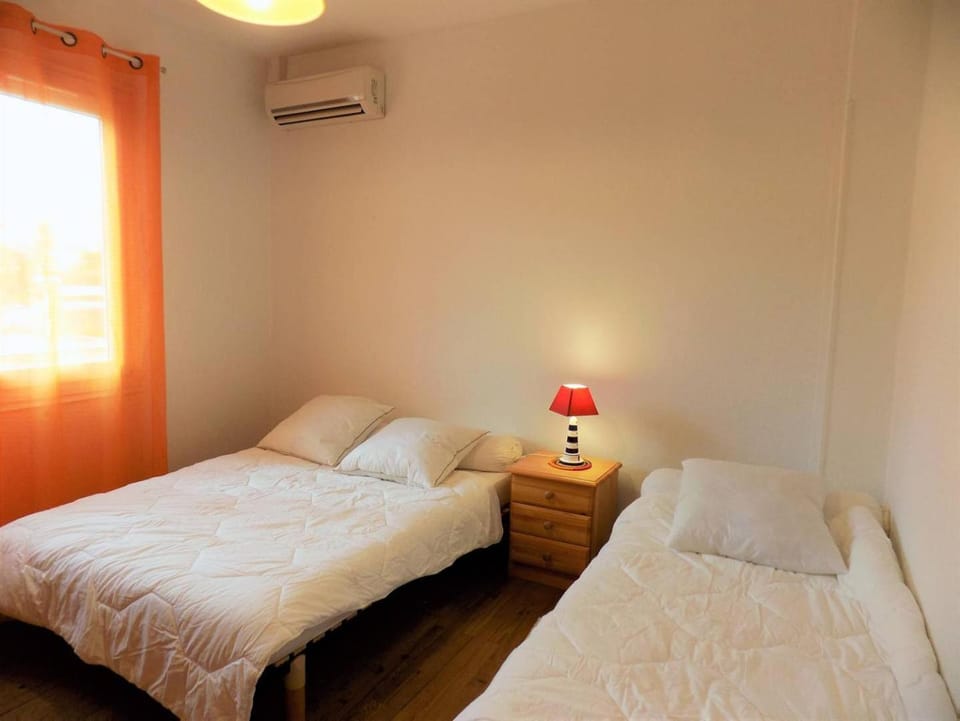 Bed, Photo of the whole room, Bedroom, air conditioner