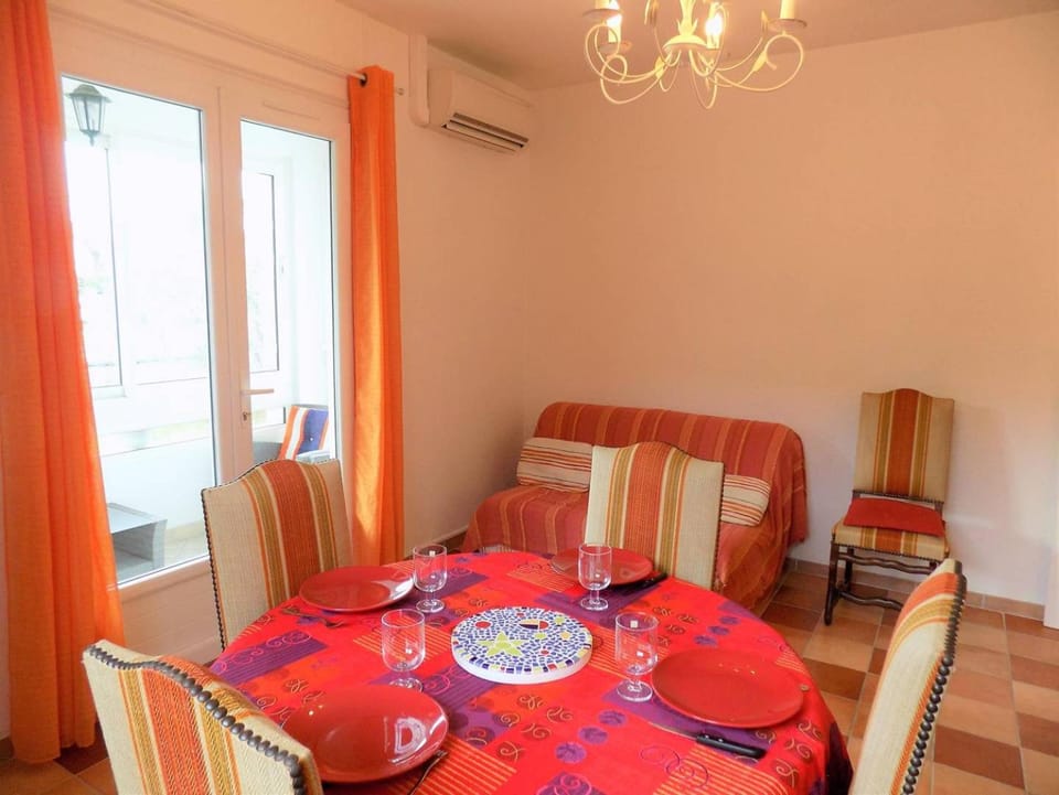 Living room, Seating area, Dining area, air conditioner