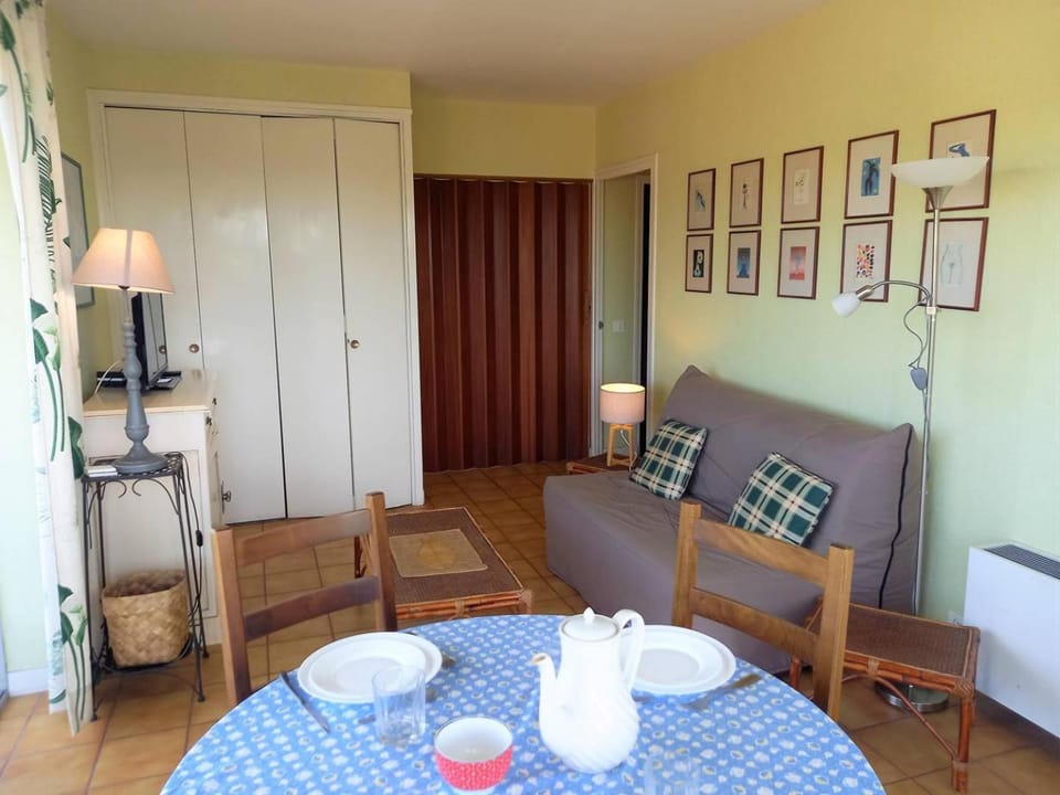 Living room, Decorative detail, Seating area, Dining area, hair dresser