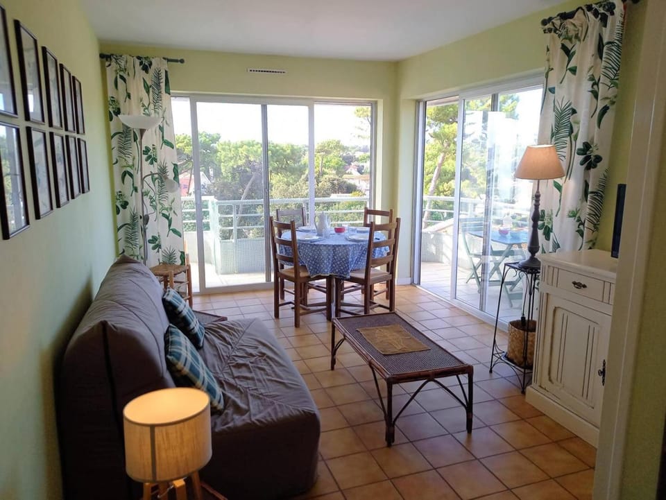 View (from property/room), Balcony/Terrace, Living room, Decorative detail, Seating area, Dining area, hair dresser