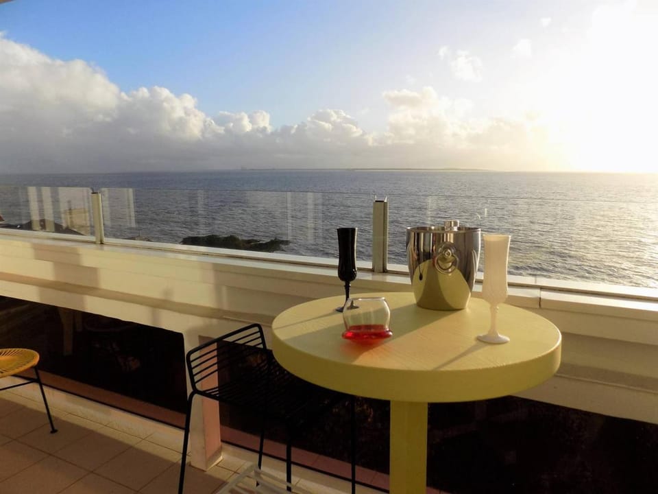 Day, Natural landscape, View (from property/room), Balcony/Terrace, Dining area, Sea view