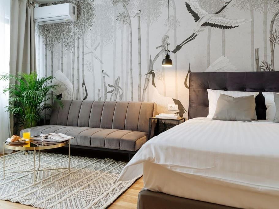 Charming & Modern Studio - Cismigiu Park - Netflix Apartment in Bucharest