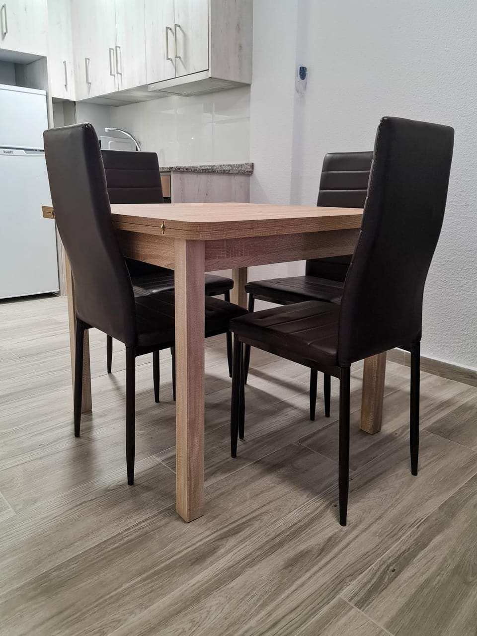 Kitchen or kitchenette, Dining area