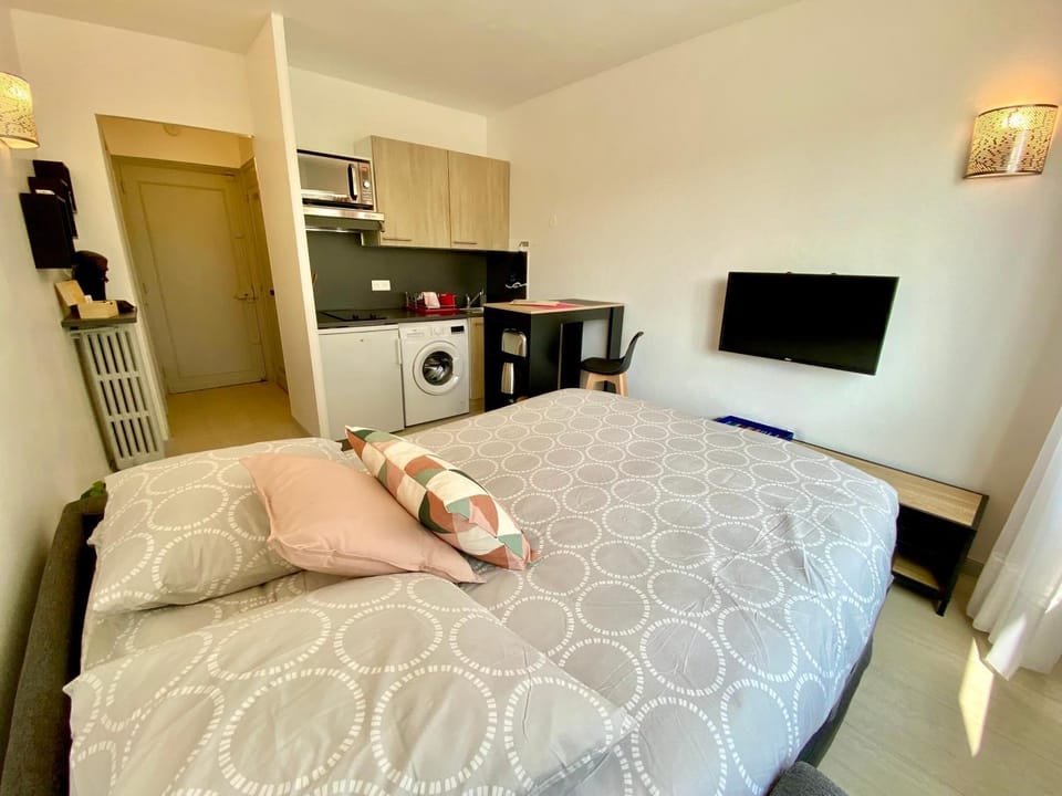 Bed, Living room