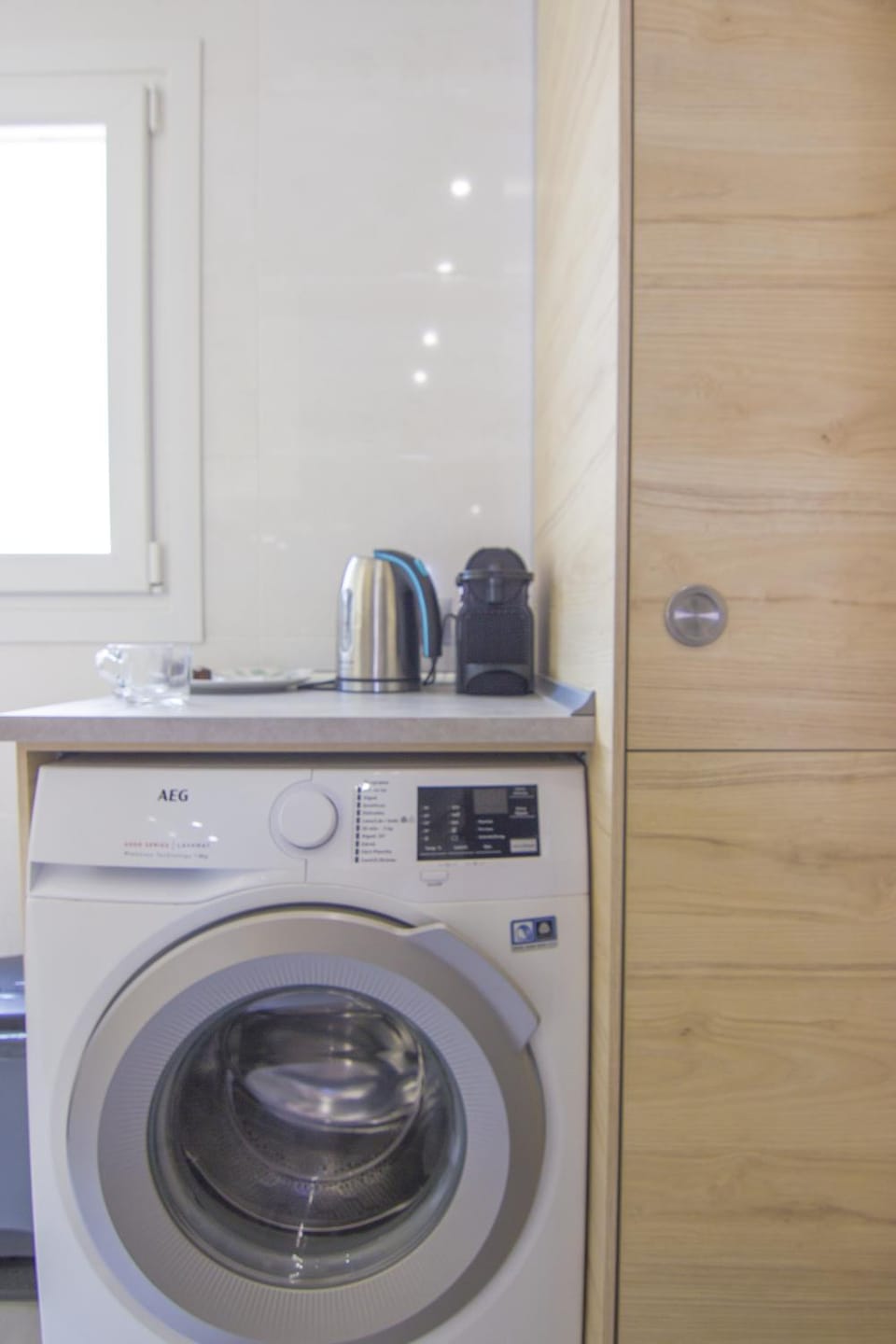 Kitchen or kitchenette, washing machine