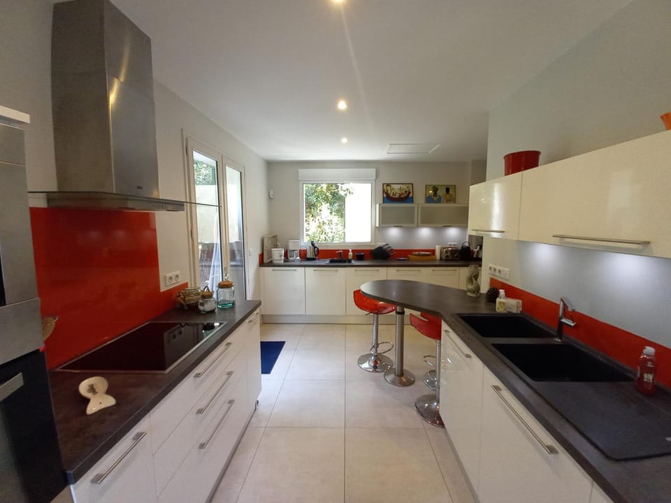 Kitchen or kitchenette, Dining area, dishwasher, minibar, oven, stove