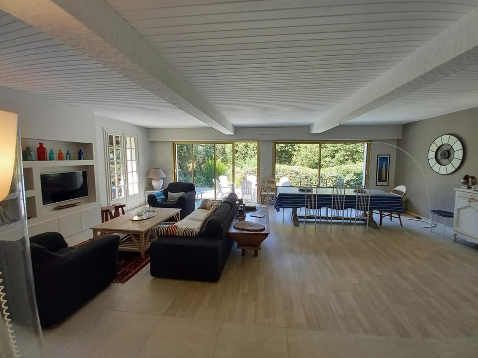 TV and multimedia, Living room, Seating area, Dining area
