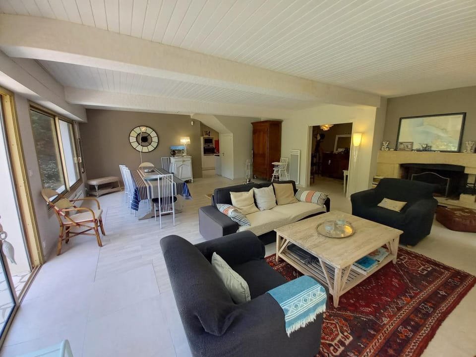 TV and multimedia, Living room, Seating area, Dining area