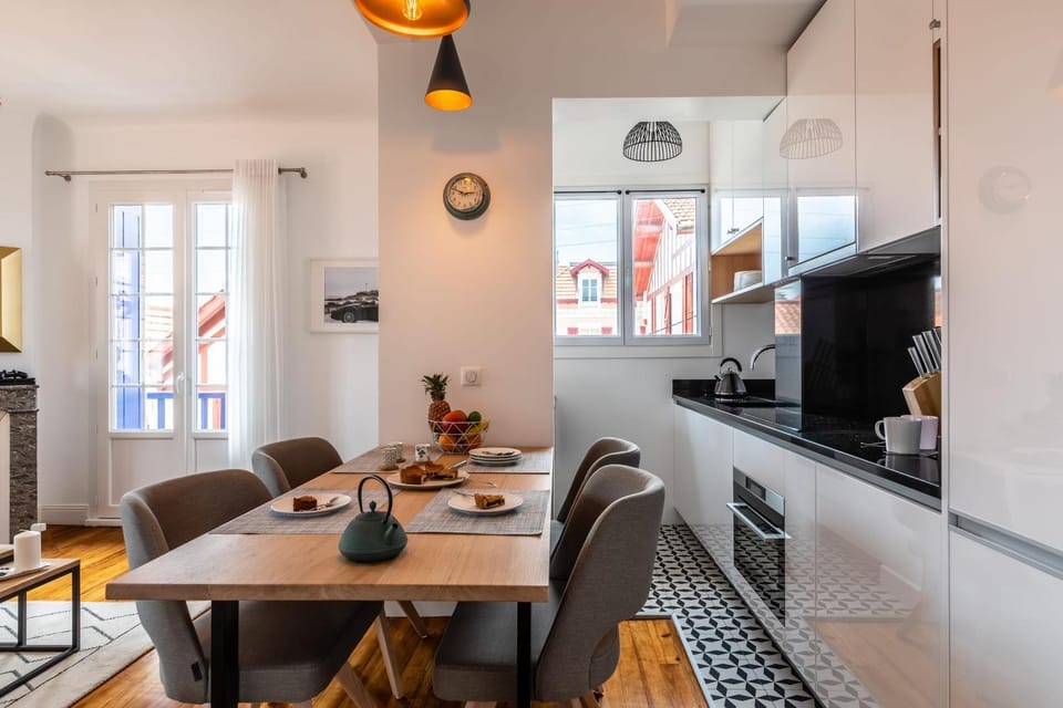 Kitchen or kitchenette, Dining area, stove