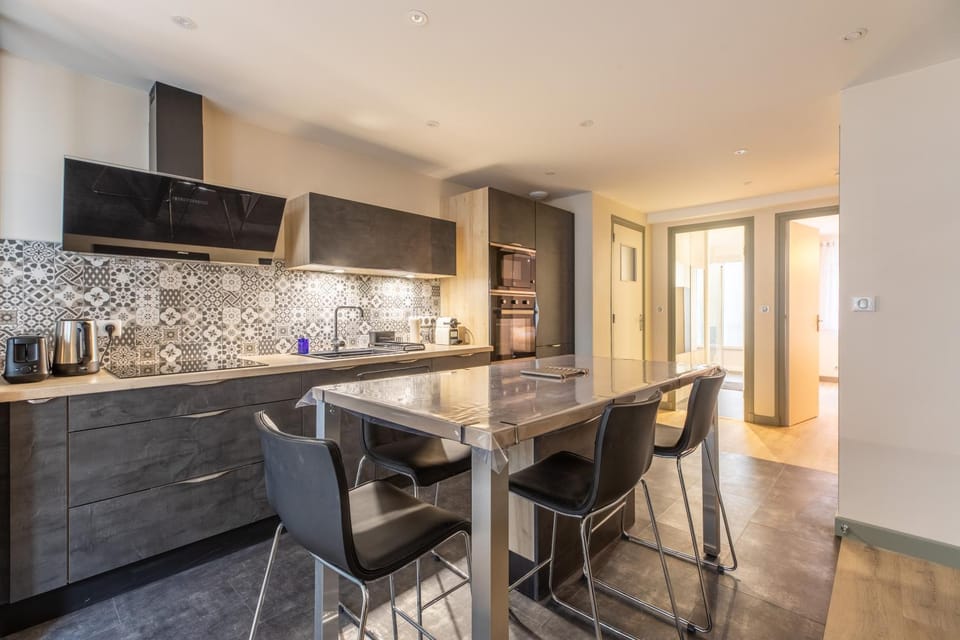 Kitchen or kitchenette, Dining area