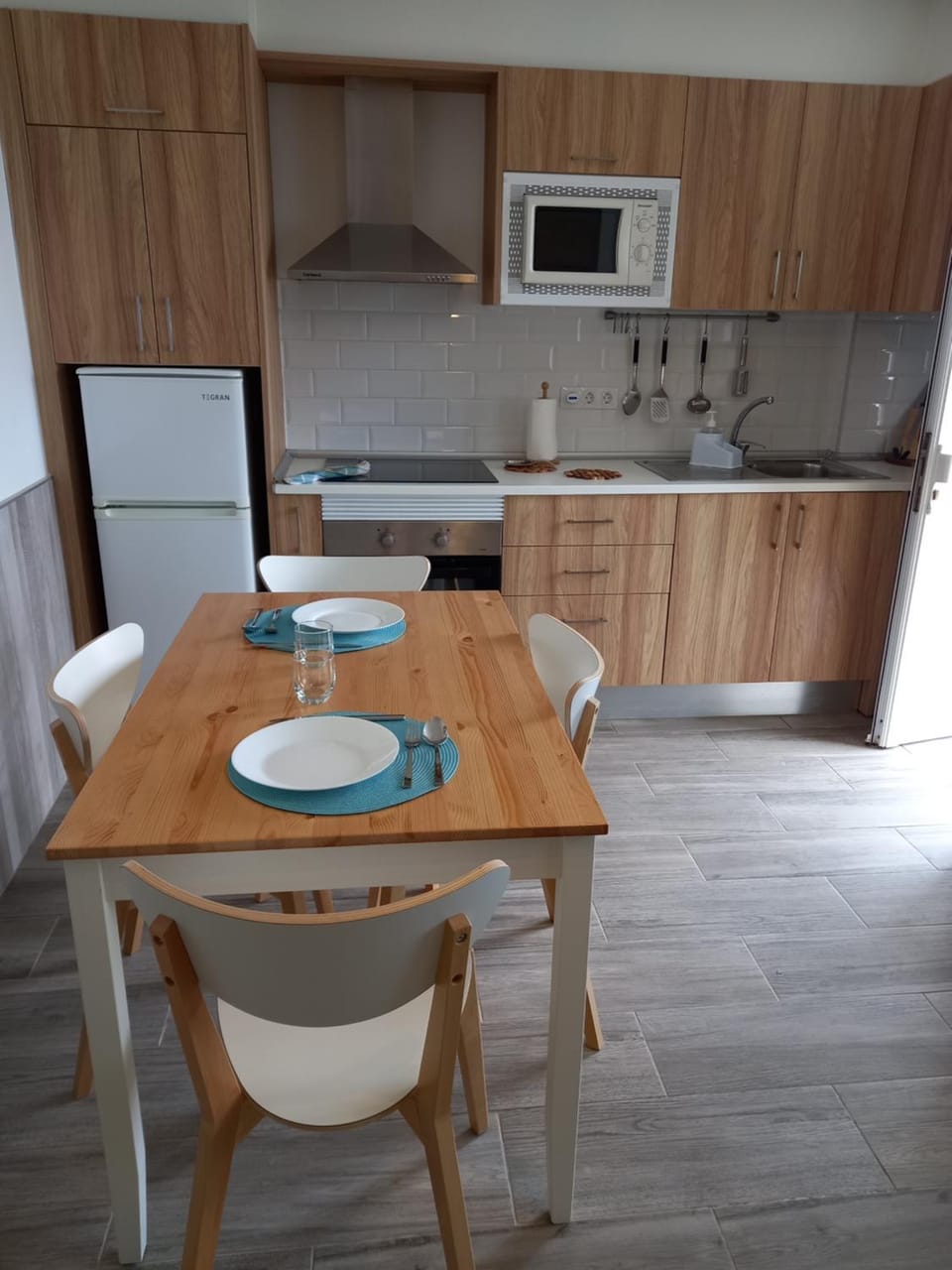 Kitchen or kitchenette, Dining area