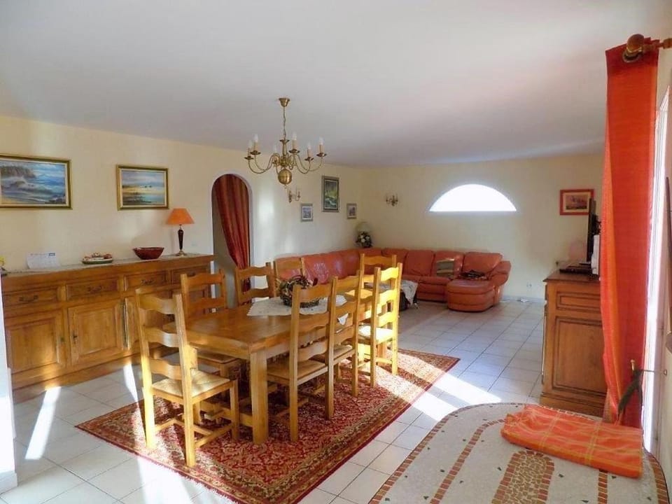 Kitchen or kitchenette, Living room, Seating area, Dining area, hair dresser