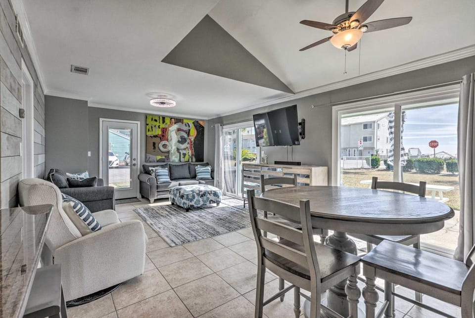 Vibrant Family Condo: 100 feet to Private Beach! House in Miramar Beach