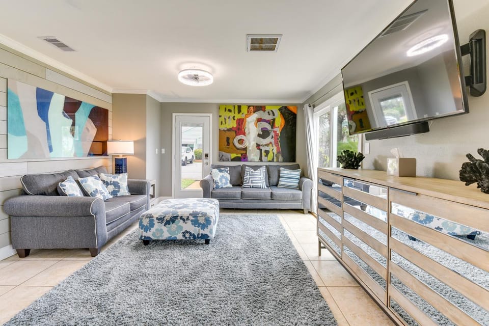 Vibrant Family Condo: 100 feet to Private Beach! House in Miramar Beach