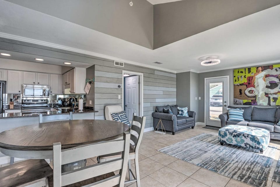 Vibrant Family Condo: 100 feet to Private Beach! House in Miramar Beach