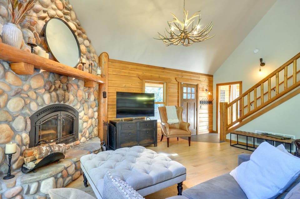 Luxe Cabin in the Woods: Walk to Lake! Cabin in Willamette Valley