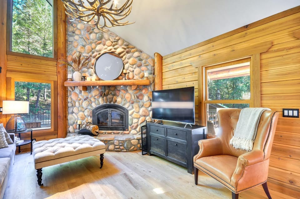 Luxe Cabin in the Woods: Walk to Lake! Cabin in Willamette Valley