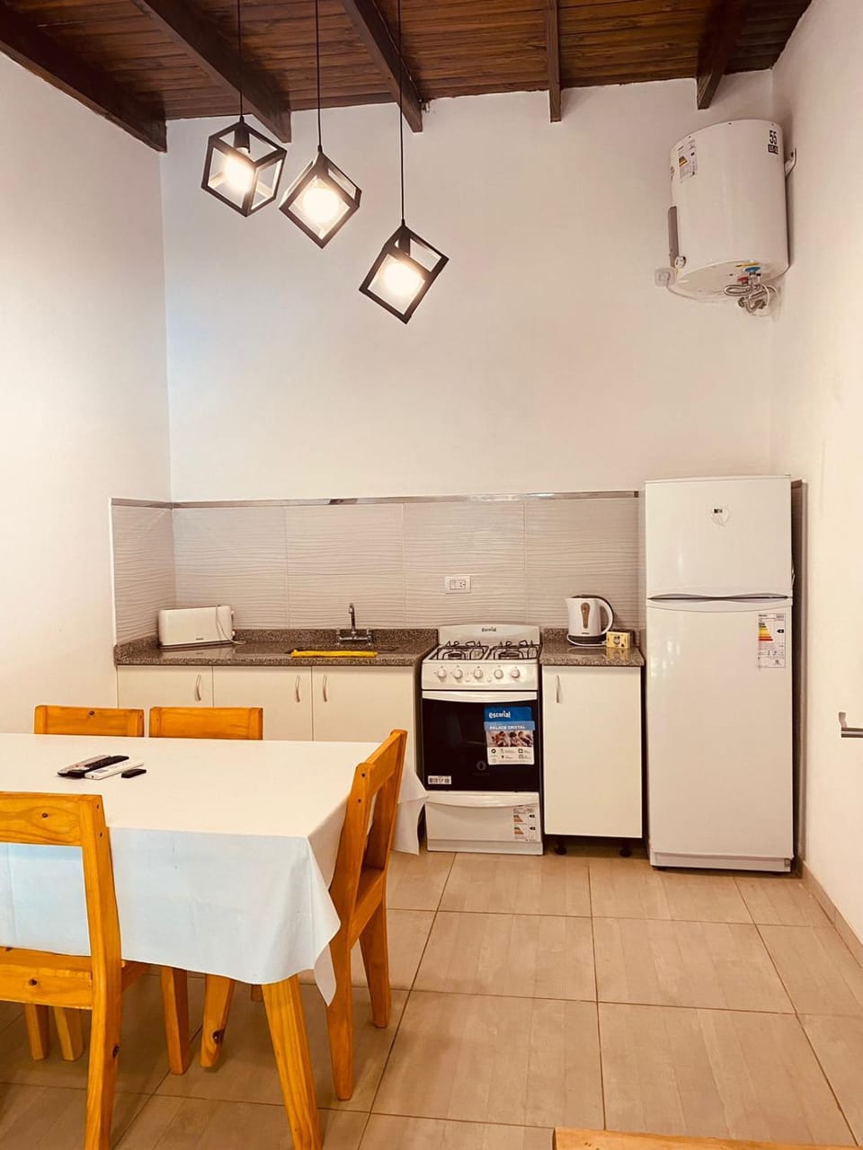 Kitchen or kitchenette, Dining area