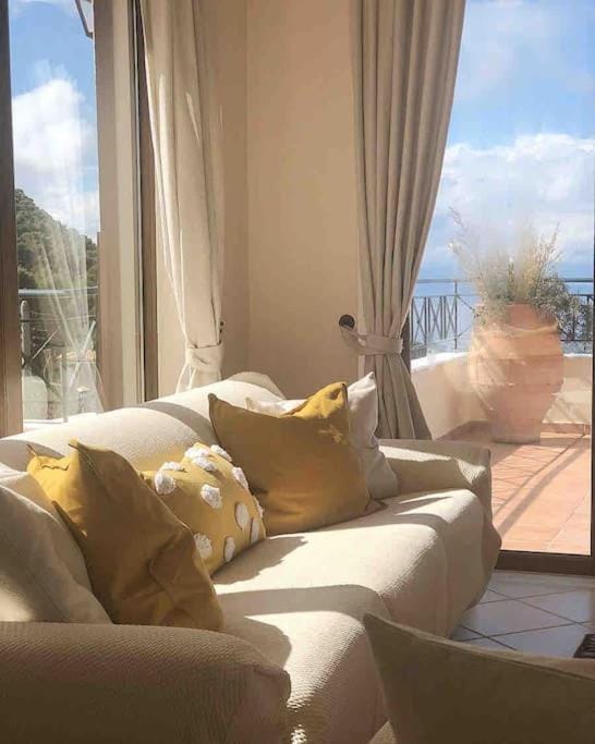 Day, Natural landscape, Living room, Seating area, Sea view