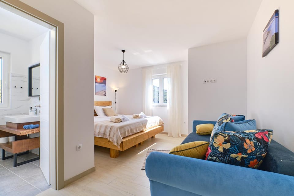 Photo of the whole room, Bedroom
