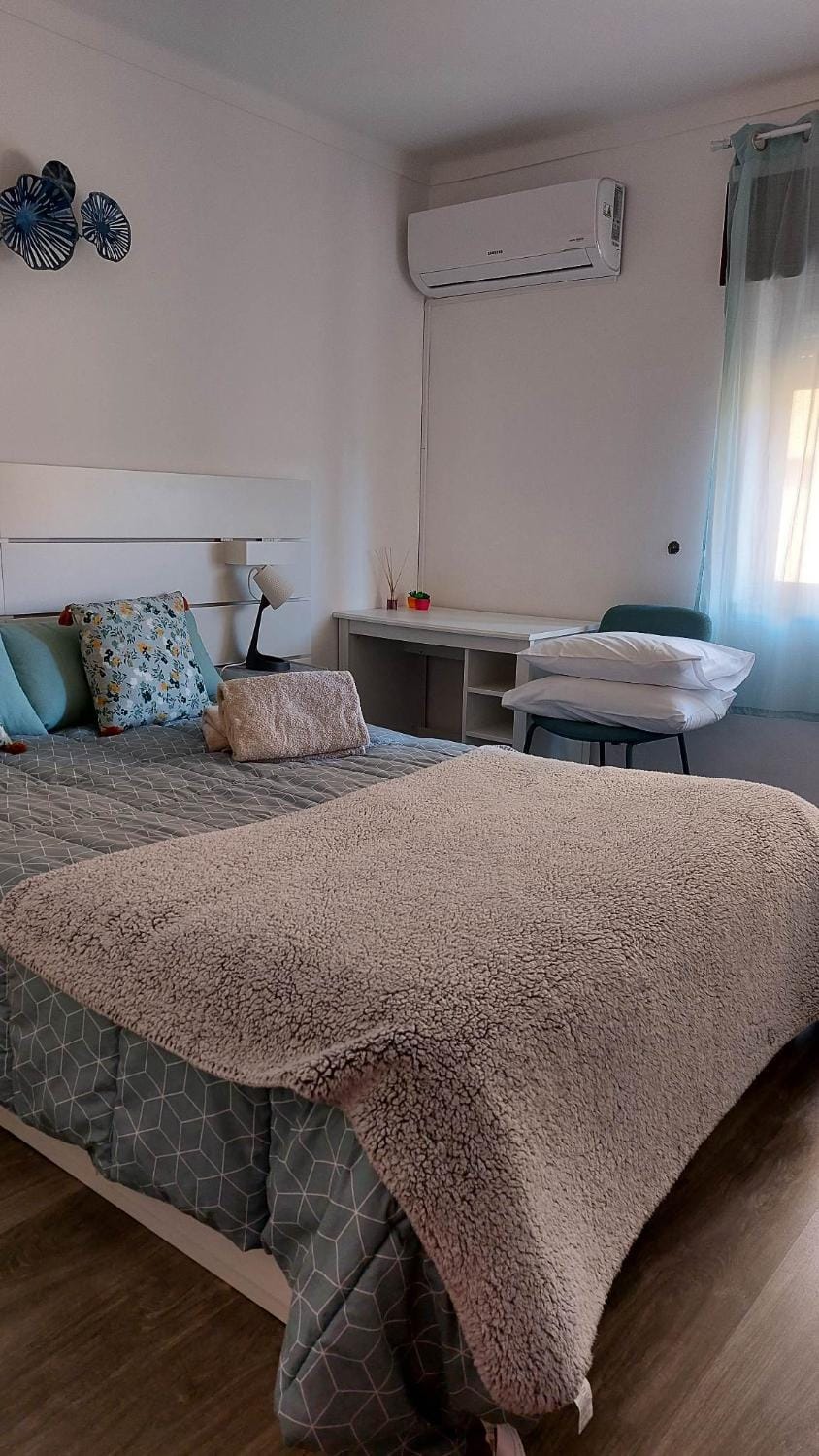 Bed, Photo of the whole room, Bedroom, air conditioner