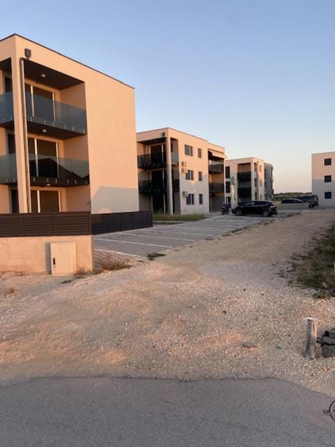 Property building, Neighbourhood