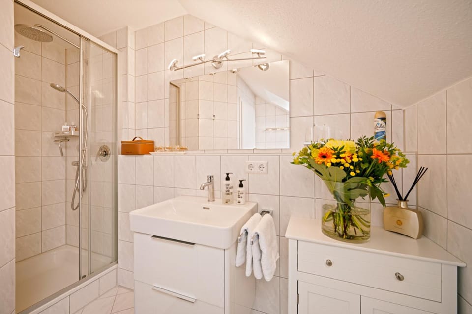 Ferien-Apartment Irisblüte - mit priv Strandzugang Apartment in Friedrichshafen