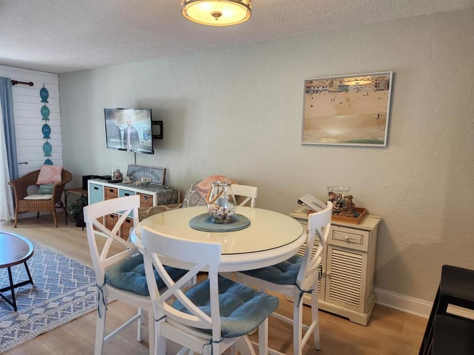 202 - Adorable 1 bedroom unit Apartment in Edgewater