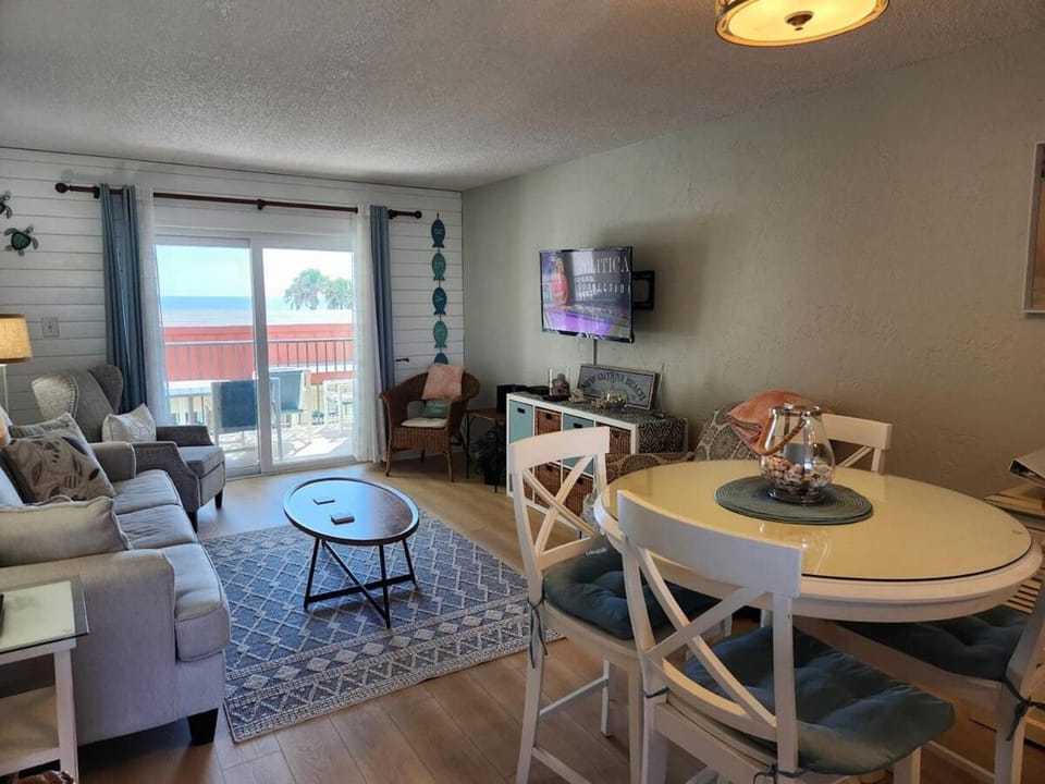 202 - Adorable 1 bedroom unit Apartment in Edgewater