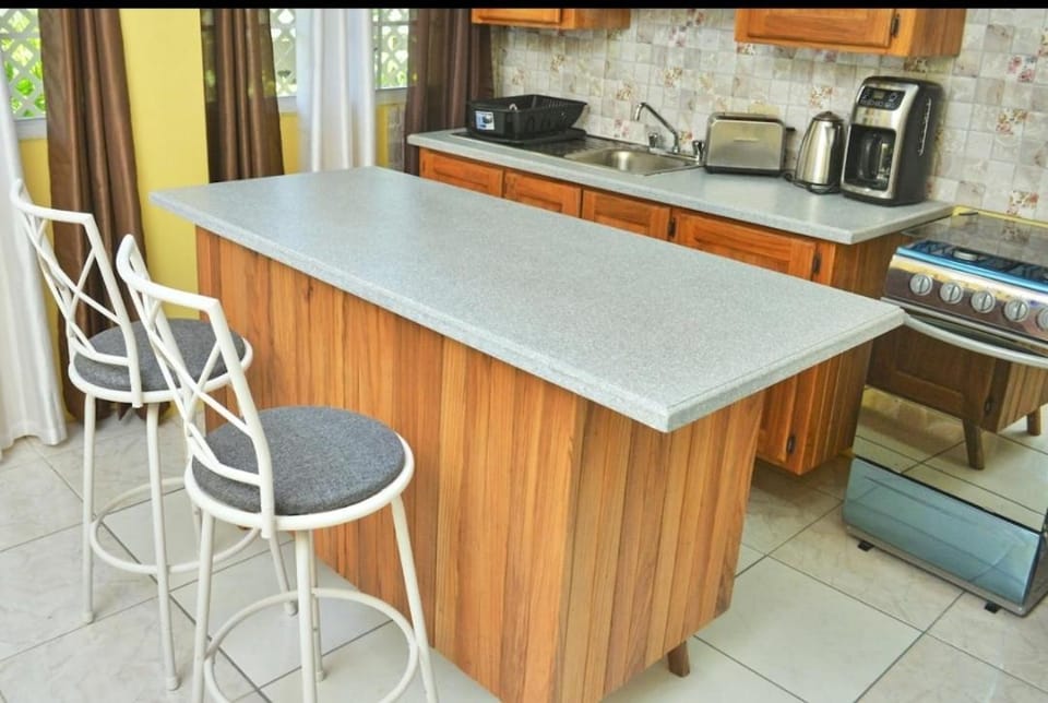 Essentials Airport Suite & Car Rent! Apartment in Bon Accord