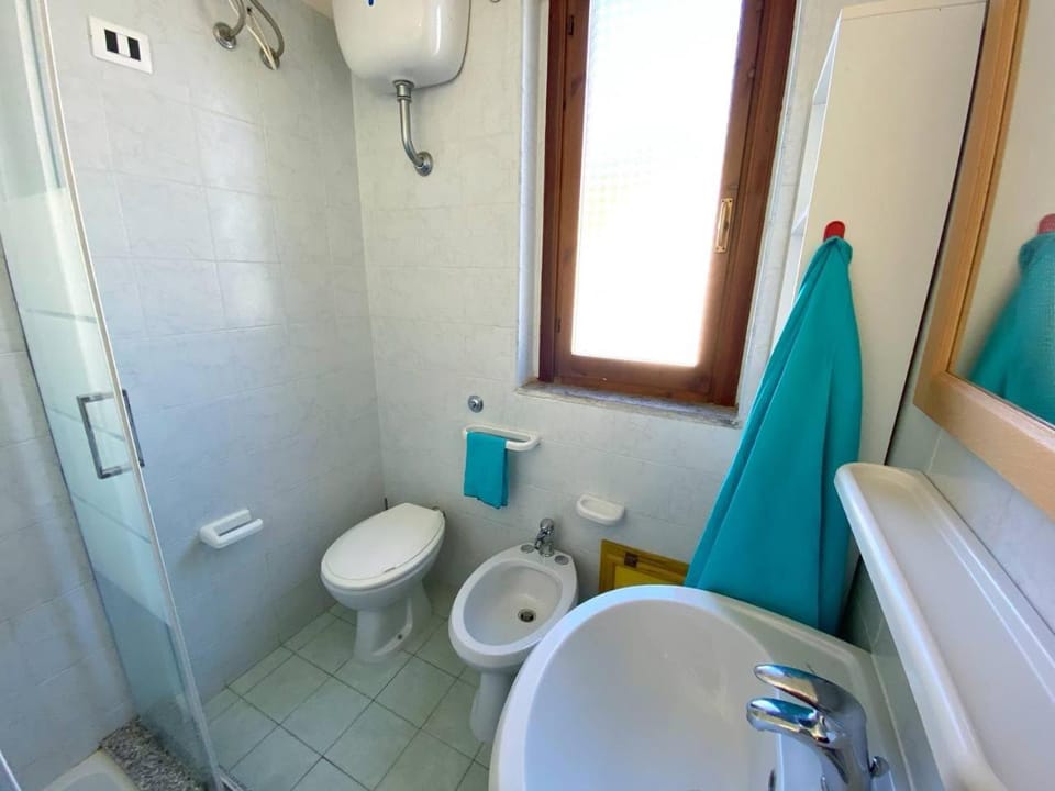 Toilet, Bathroom, bidet, towels