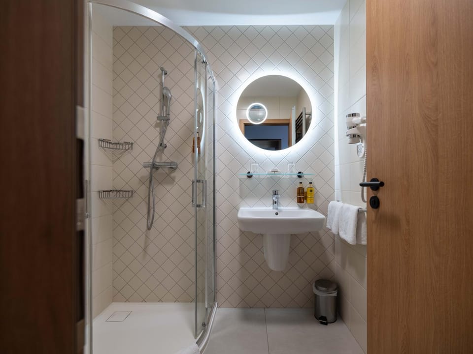 Shower, Bathroom, towels