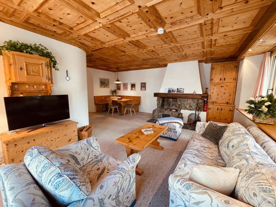 TV and multimedia, Living room, Dining area, flat iron