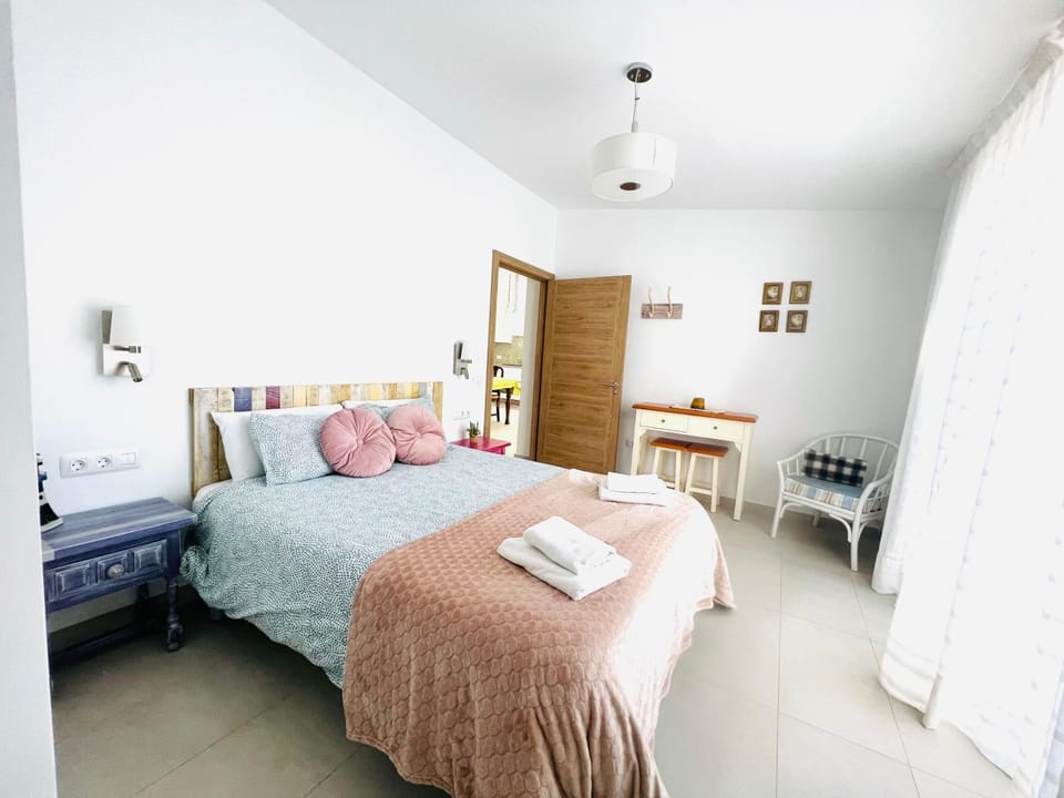 Photo of the whole room, Bedroom, towels