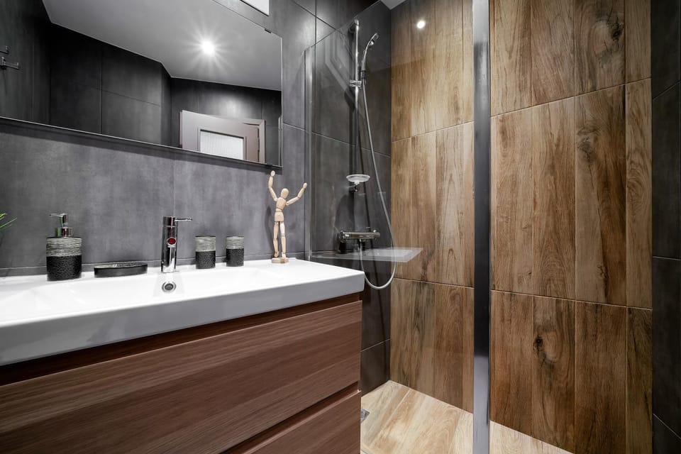 Shower, Toilet, Bathroom, heating, internet, soundproof, towels, washing machine, air conditioner