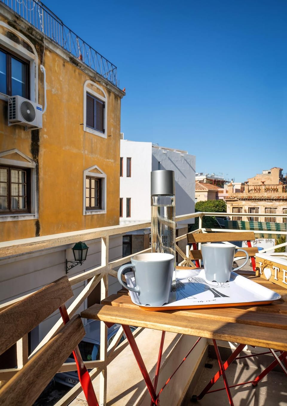 Property building, Coffee/tea facilities, Balcony/Terrace, Balcony/Terrace, Dining area, City view, City view, Street view, Street view, Quiet street view, hair dresser