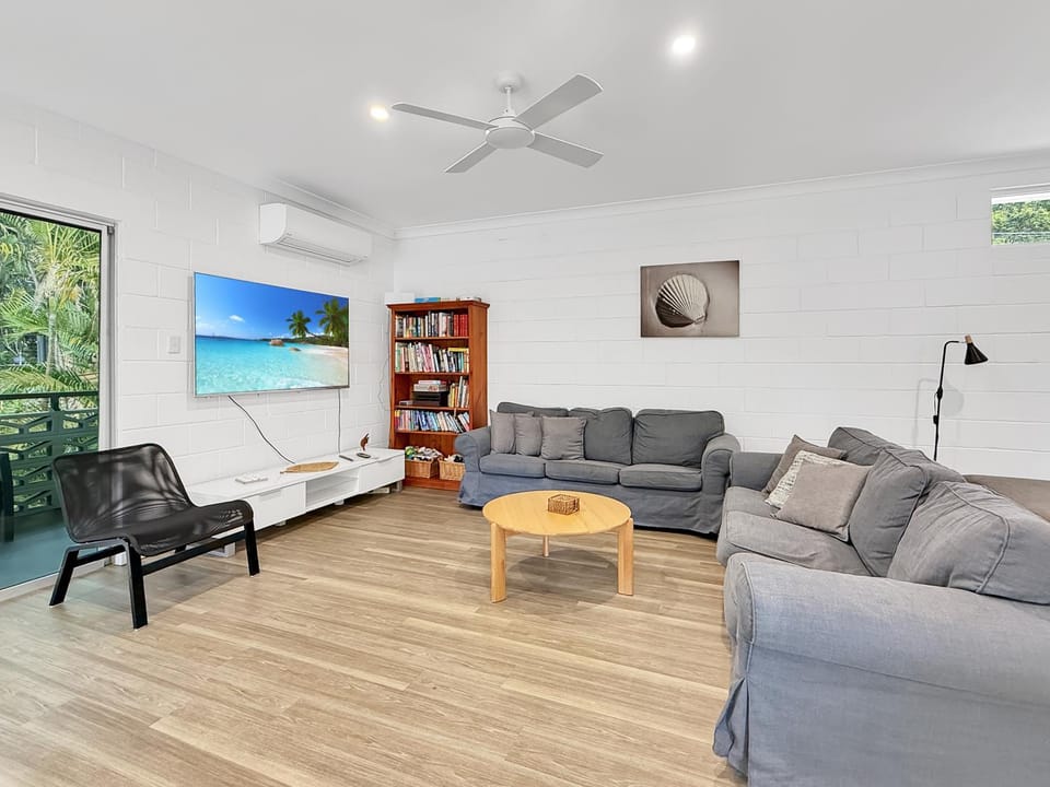 'Beach Haven' House in Arcadia with huge Pool & Wifi, near beaches House in Queensland